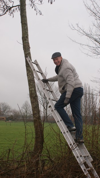 Henk PC7E hangt een afhouder op voor 40m. Hij kan ook doorgaan als tuinnier!!